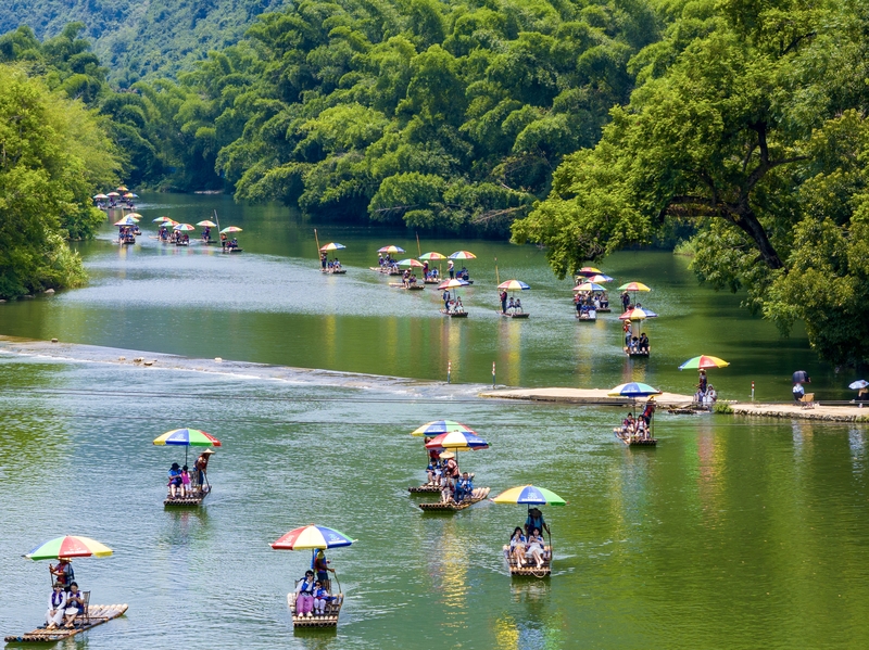 广西阳朔：盛夏泛舟赏景